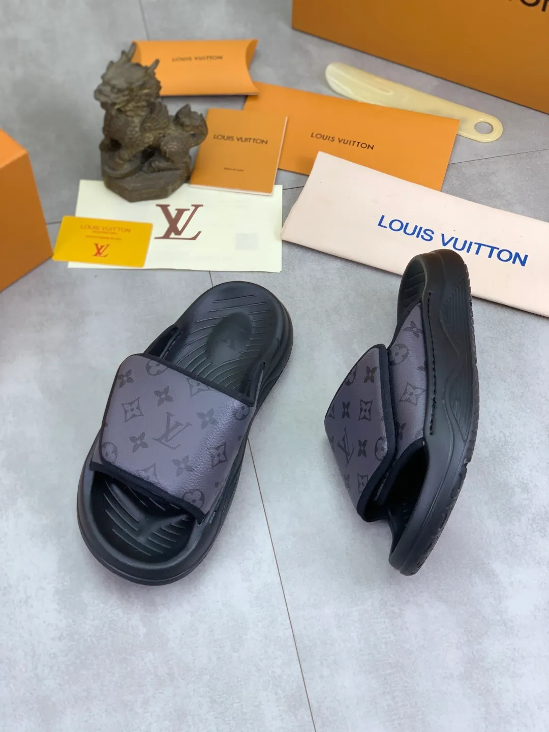 Men's shoes 💰P320💰【New style】🆘 Original quality 【LOUIS VUITTON】The popular Louis Vuitton LV men's slippers on the official website are on sale simultaneously! Original fabric imported from Italy. Original bottom provided by the original factory. Number of yards: 38-44 (customized to 45). Multiple colors to choose from. Fully packaged drawer box.
